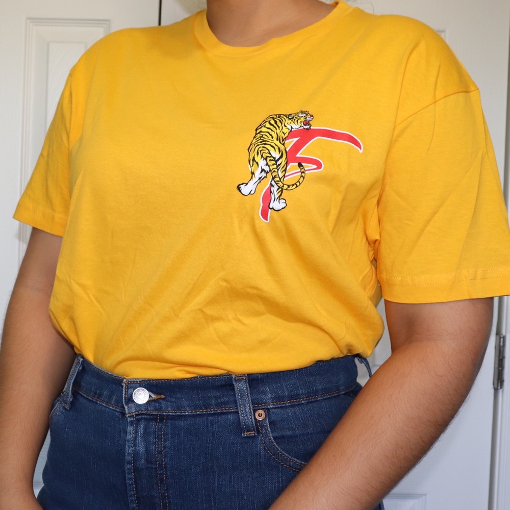 🍁Yellow graphic design t-shirt